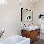 Rosa Com Piscina E Jacuzzi