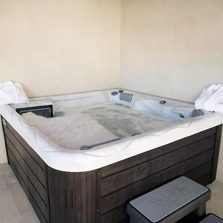 Rosa Com Piscina E Jacuzzi *