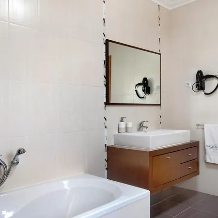 Rosa Com Piscina E Jacuzzi