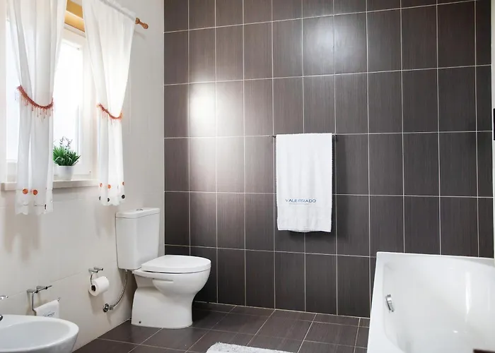 Rosa Com Piscina E Jacuzzi * Salir de Matos